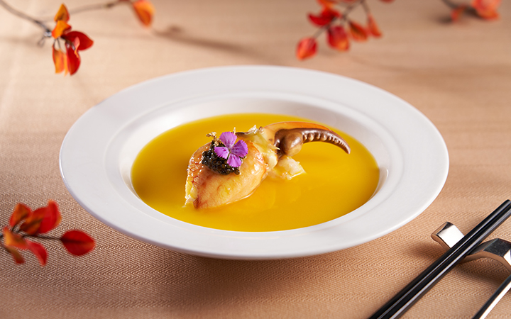 Steamed Crab Claw with Egg White and Caviar in Superior Chicken Broth